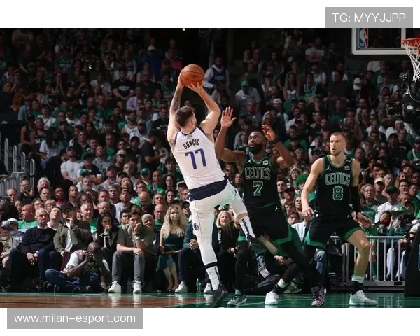 东契奇转身晃开对手轻松上篮，独行侠再添两分