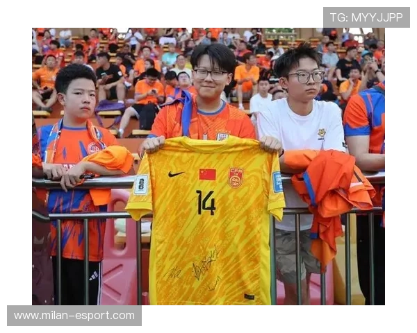 冠军球队基地开放日吸引大批粉丝参观,冠军足球场 冠军球队基地开放日吸引大批粉丝参观,冠军足球场