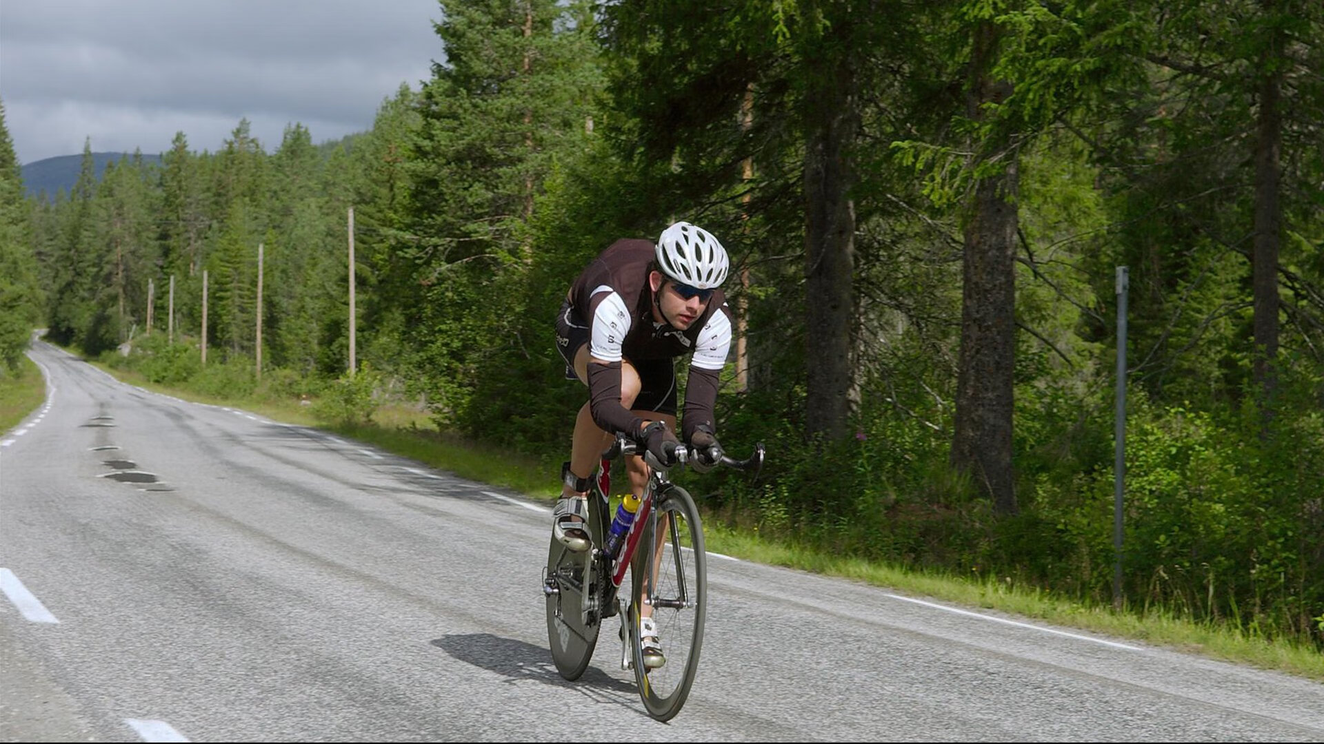 街头自由式足球对抗赛 花式盘带与颠球炫技吸睛无数